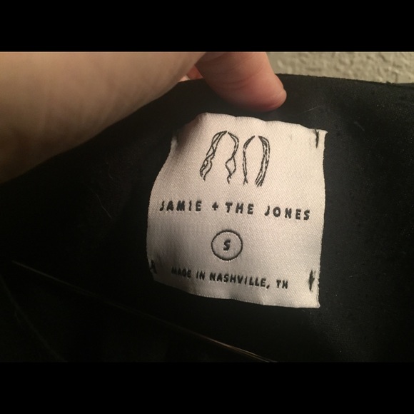 Jamie and the jones split tee in black - Picture 5 of 6